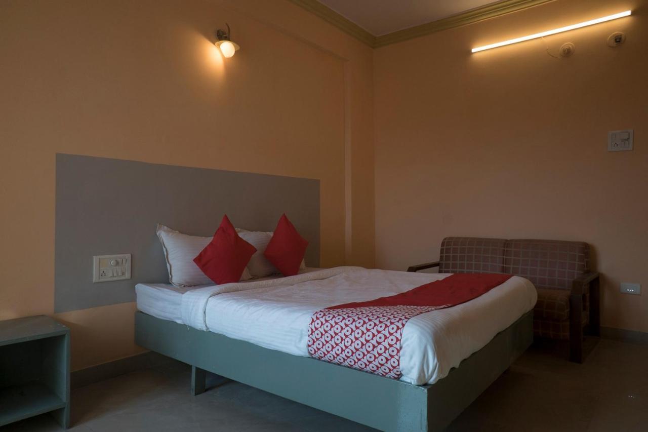 Oyo Flagship 37830 Hotel Aakar International Сатара Экстерьер фото