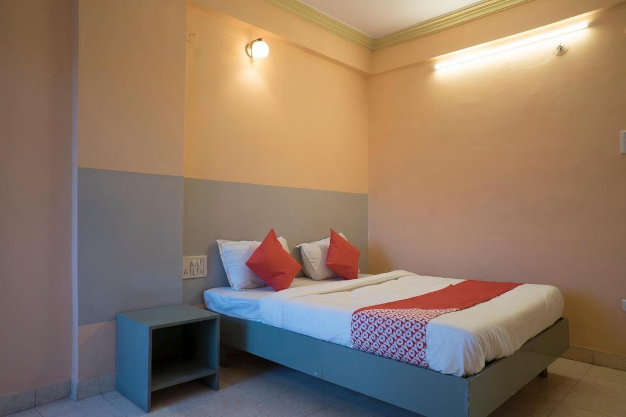 Oyo Flagship 37830 Hotel Aakar International Сатара Экстерьер фото