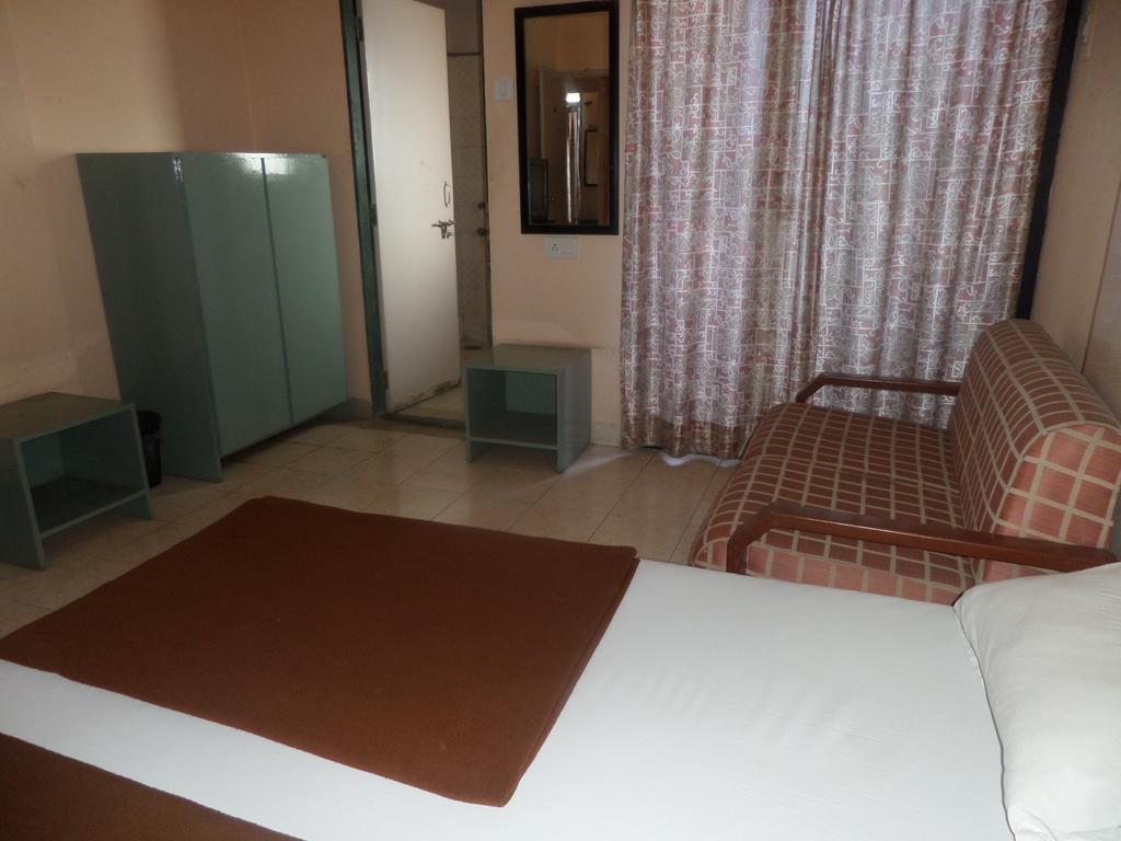 Oyo Flagship 37830 Hotel Aakar International Сатара Экстерьер фото