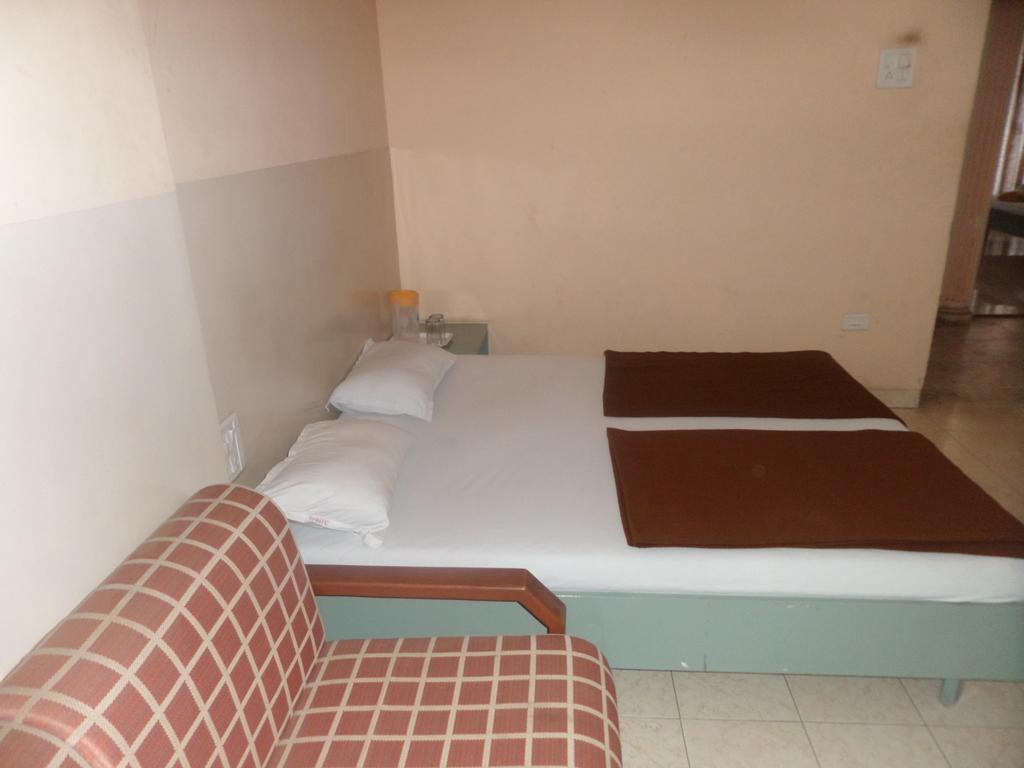 Oyo Flagship 37830 Hotel Aakar International Сатара Экстерьер фото