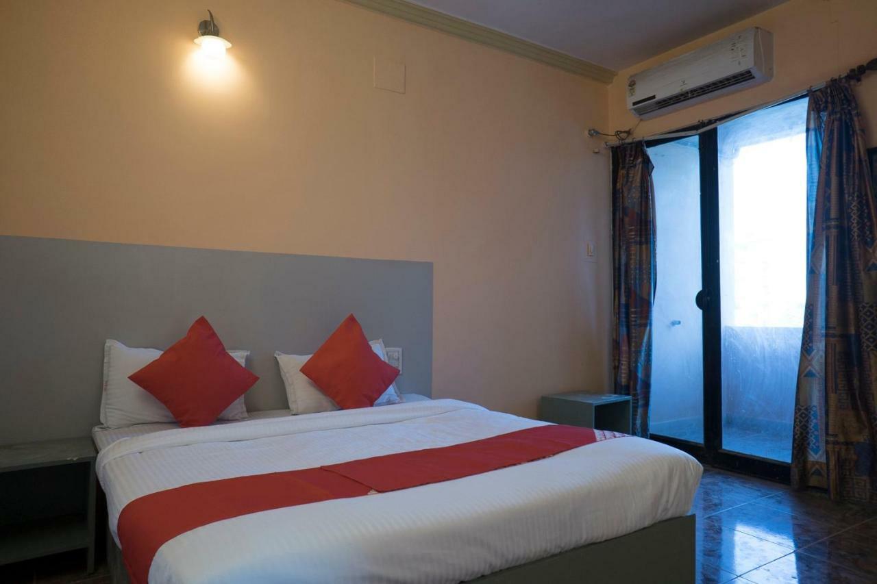 Oyo Flagship 37830 Hotel Aakar International Сатара Экстерьер фото