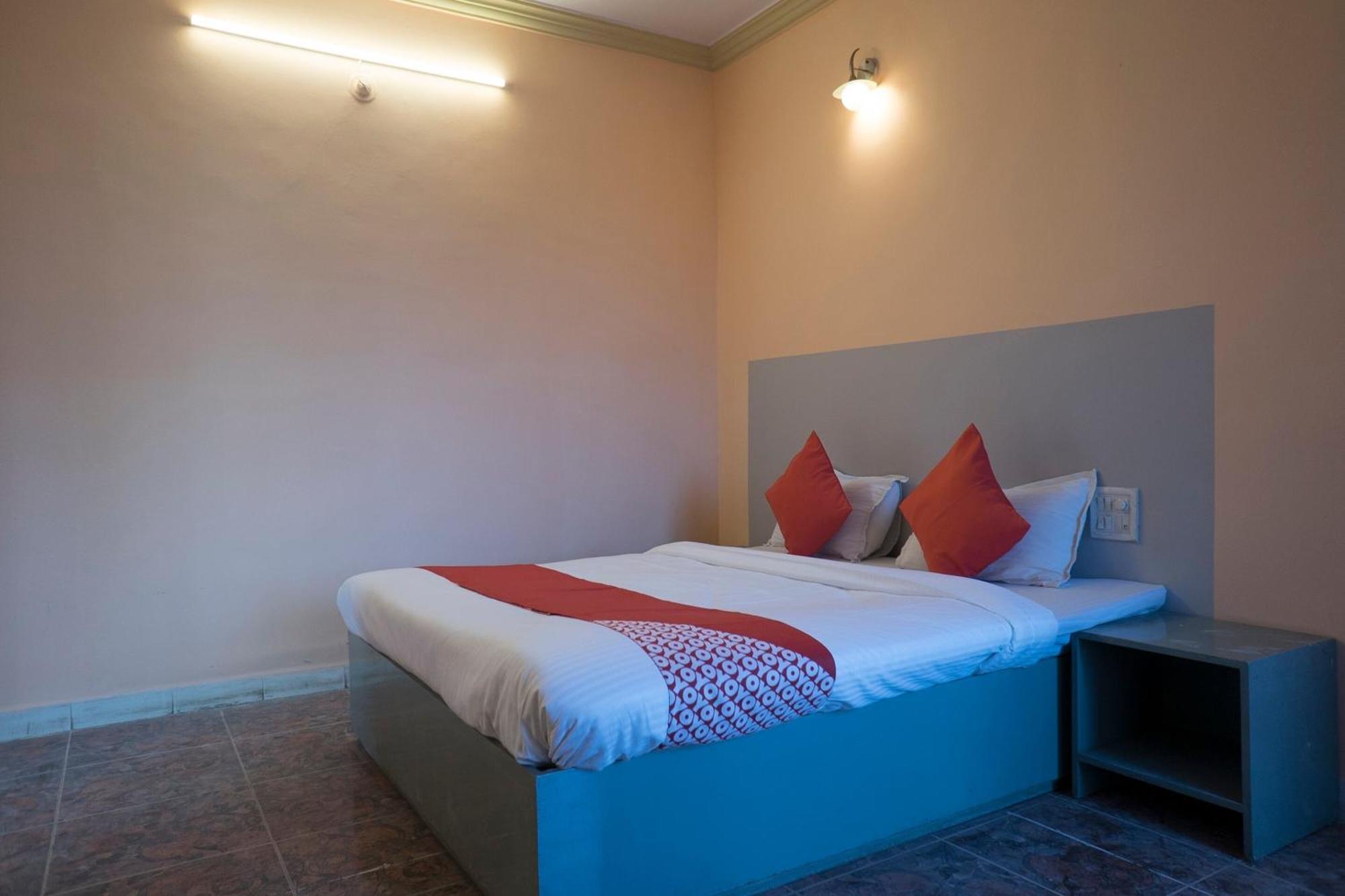Oyo Flagship 37830 Hotel Aakar International Сатара Экстерьер фото