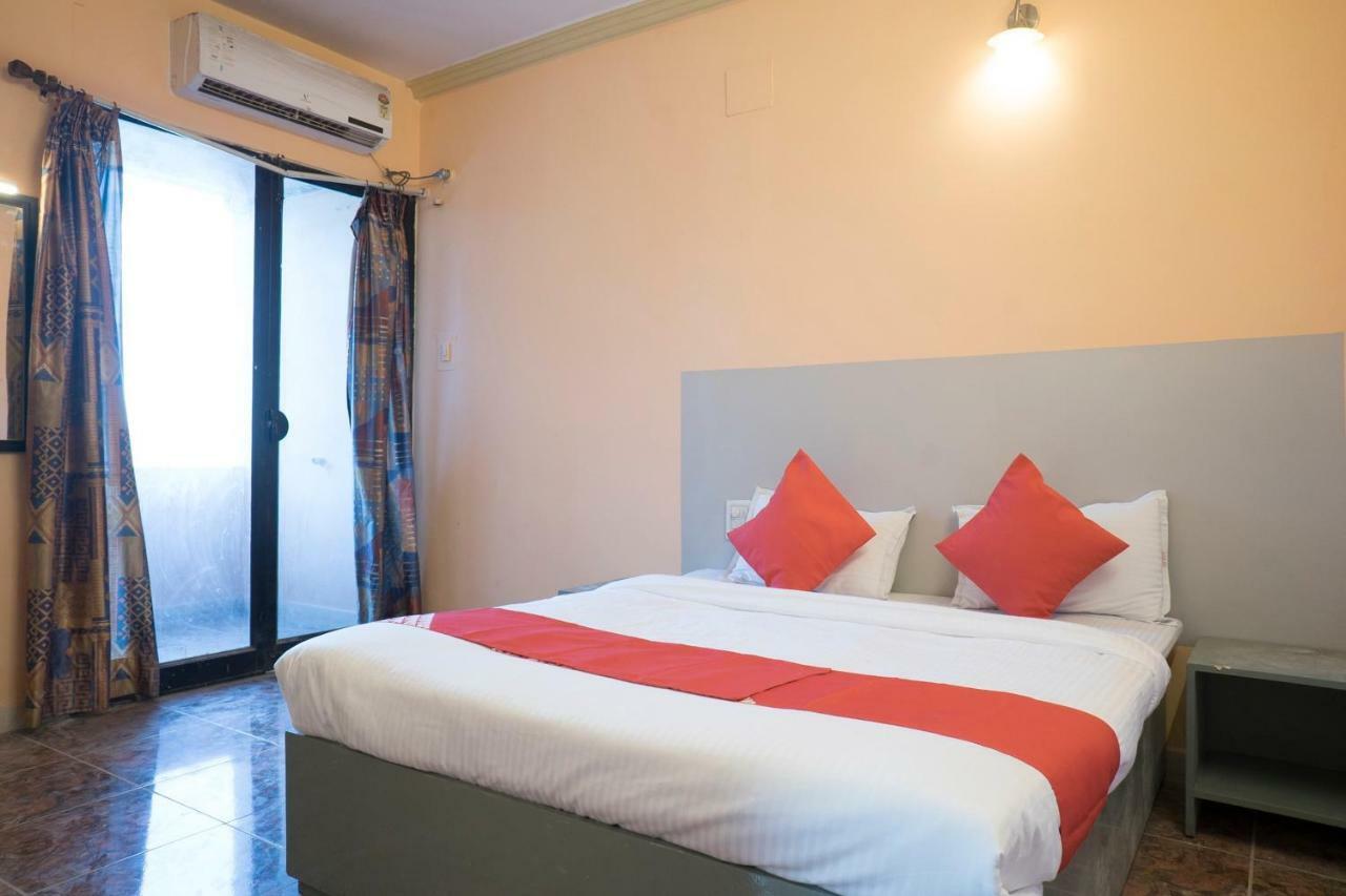 Oyo Flagship 37830 Hotel Aakar International Сатара Экстерьер фото